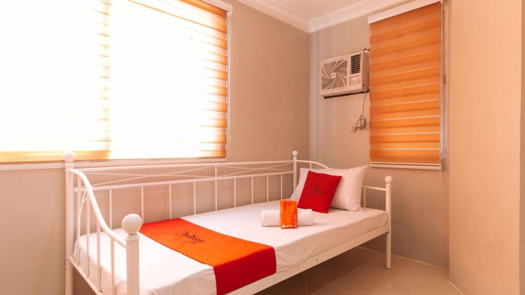 RedDoorz Manila Venetian Hotel - Quarantine Hotel Zewnętrze zdjęcie
